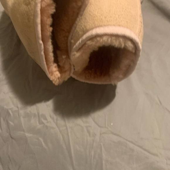 Ugg - Picture 5 of 6